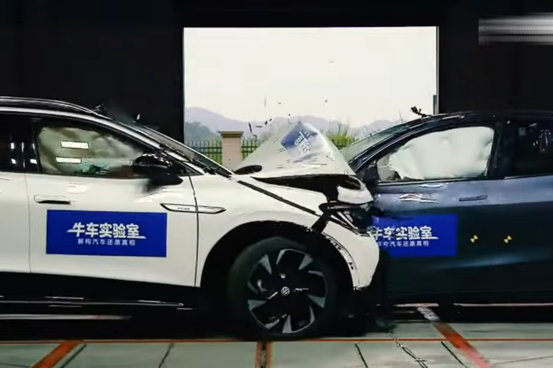 Video: Kaj se zgodi, ko drug v drugega trčita dva električna avtomobila (foto: Zajem zaslon: Youtube)