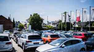 Trg novih avtomobilov še vedno v krizi; kako kupiti rabljenega in ali se sploh splača?