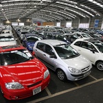 Trg novih avtomobilov še vedno v krizi; kako kupiti rabljenega in ali se sploh splača? (foto: Andy Forman)