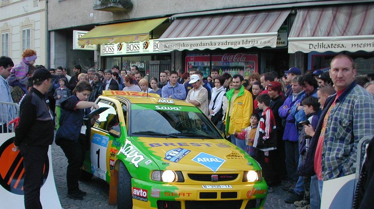 Andrej Jereb in Metod Kurent (Seat Ibiza Kit Car) sta zamgala dvanega leta 2001. (foto: Gregor Pavšič)