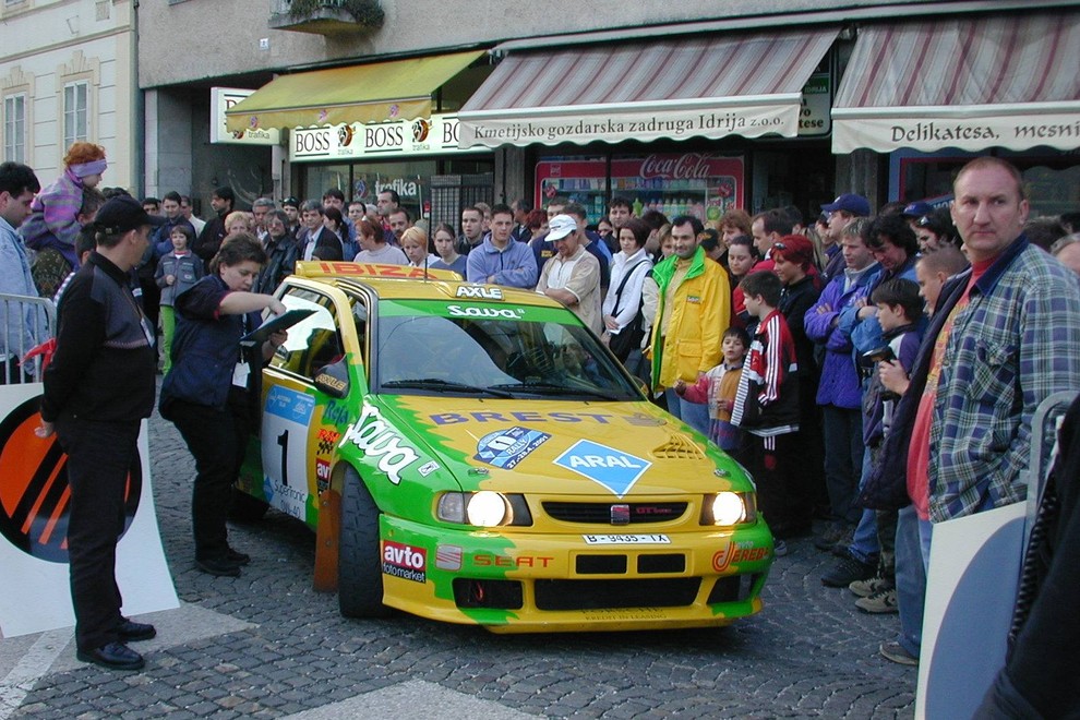 Andrej Jereb in Metod Kurent (Seat Ibiza Kit Car) sta zamgala dvanega leta 2001.