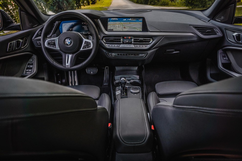 Odlična ergonomija in urejeno voznikovo delovno okolje – posebno pohvalo si zasluži komunikacijski sistem.
