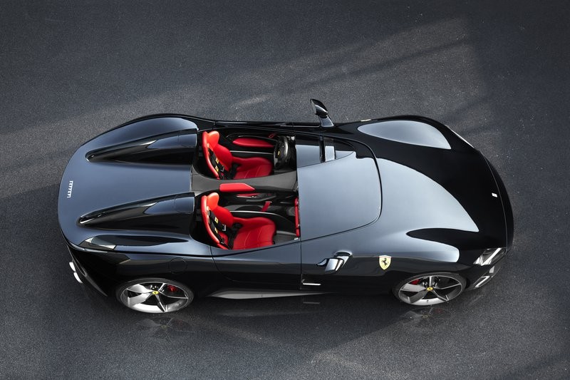 Ferrari Monza SP2 Med dragulji zbirke je tudi Ferrari Monza SP2, odprti dvosedežni speedster brez klasičnega vetrobranskega stekla. Model je …