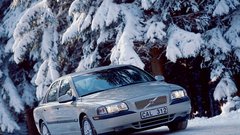 Volvo je svojo izvedenko sistema za nadzor stabilnosti (DSTC) prvič ponudil leta 1998 v modelu S80.