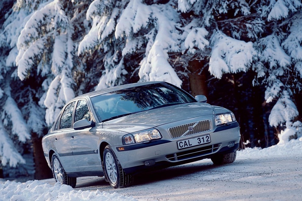 Volvo je svojo izvedenko sistema za nadzor stabilnosti (DSTC) prvič ponudil leta 1998 v modelu S80.