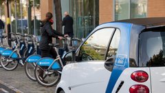 Sodobna mobilnost združuje različne ponudnike in oblike souporabe vozil – poleg avtomobilov tudi električna kolesa in skiroje.