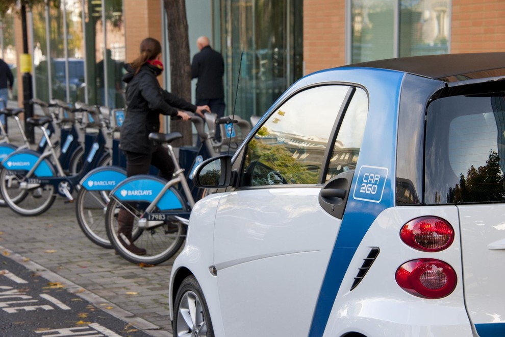 Sodobna mobilnost združuje različne ponudnike in oblike souporabe vozil – poleg avtomobilov tudi električna kolesa in skiroje.