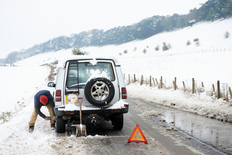 Kako najbolje preprečite nevšečnosti na poledeneli in zasneženi cesti? (foto: PROFIMEDIA)