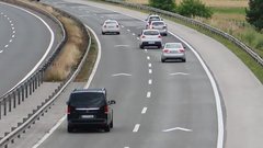 Izšel je novi Avto magazin: kaj nas čaka na slovenskih avtocestah, kako privarčevati čim več goriva... testI: Nissan Qashqai, Mercedes-Benz razred C T ...