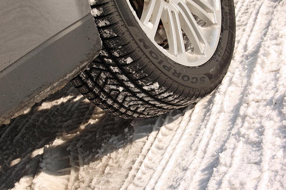 Zimske pnevmatike morajo imeti vsaj 3 milimetre globoke kanale po celotni tekalni površini, v nasprotnem primeru kljub oznakam štejejo za letne.