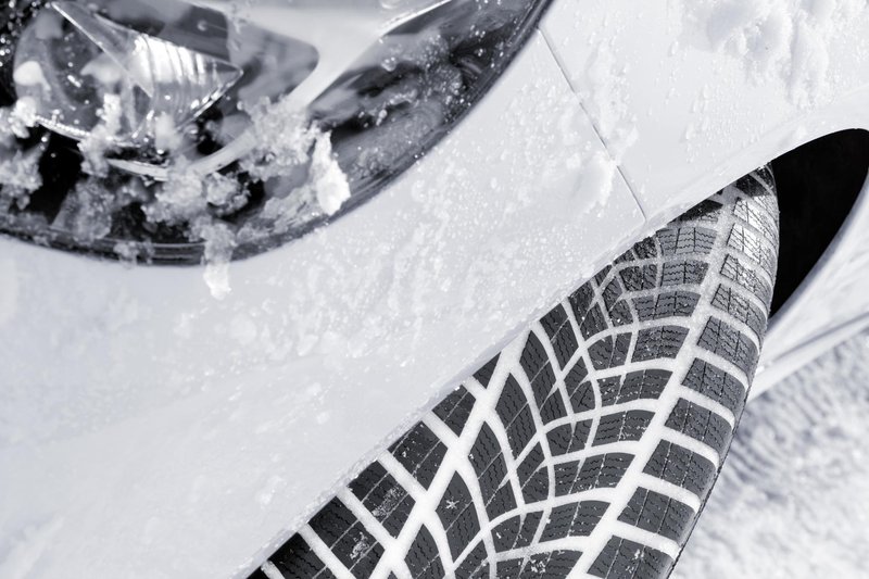 Zmesi, ki sestavlja zimske pnevmatike, je dodana silika, zato tudi pri nižjih temperaturah ohranijo prožnost in boljši oprijem.