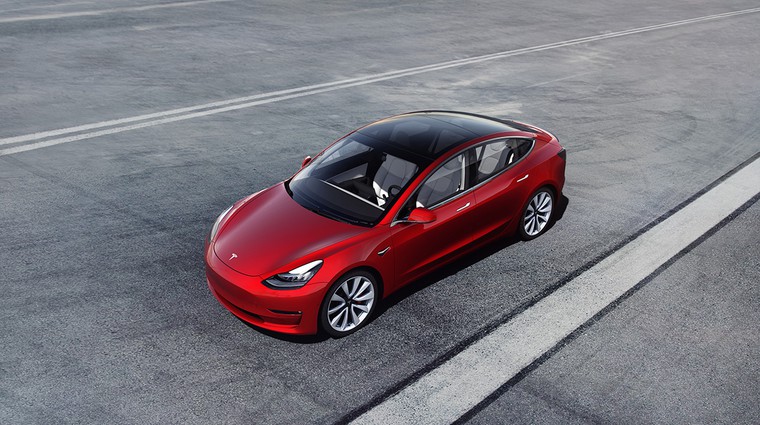 NHTSA ukrepa, Tesla omejuje priljubljeno funkcijo (foto: Newspress)