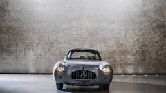 Leta 1952 se je Mercedesova ekipa na vzdržljivostne dirke odpravila z novim in prvim povojnim dirkalnikom 300 SL.