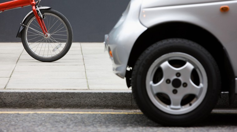 Avtomobilski proizvajalci bodo morali promovirati kolesarjenje oziroma uporabo javnega transporta (foto: Profimedia)
