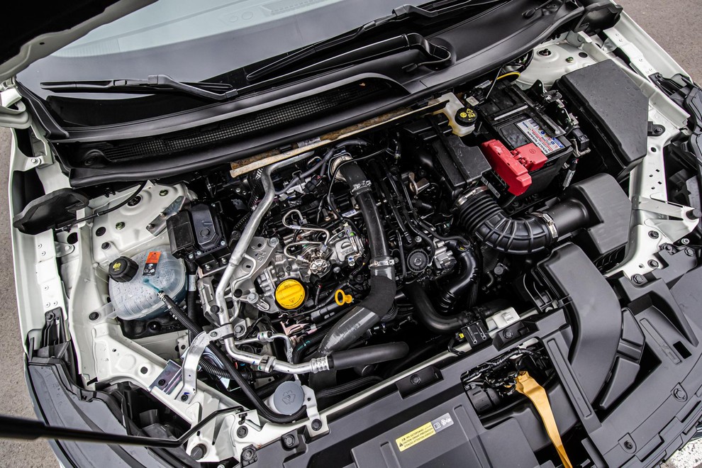 1,3-litrski motor je trenutno edina pogonska možnost; prihodnje leto prihaja hibrid, pri katerem bo bencinski motor samo generator za delovanje elektromotorja.
