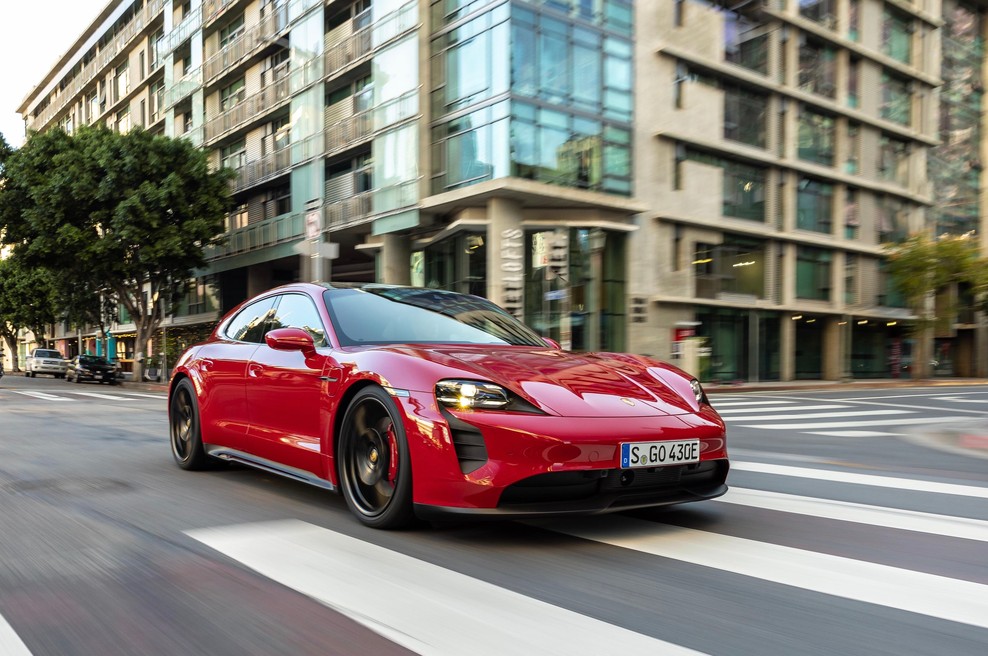Poskus elektrifikacije je dokončno, klavrno propadel. Na ta način je Porsche priznal poraz (foto: Porsche)