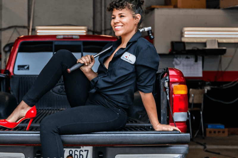 Ta ženska je (verjetno) najbolj popularna avtomehaničarka na svetu (foto: Girls Auto Clinic)
