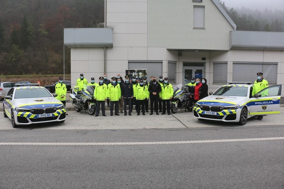 Avtocestna policija je novembra prejela štiri nova vozila, dva avtomobila BMW serije 5 in pa dva motocikla istega proizvajalca.