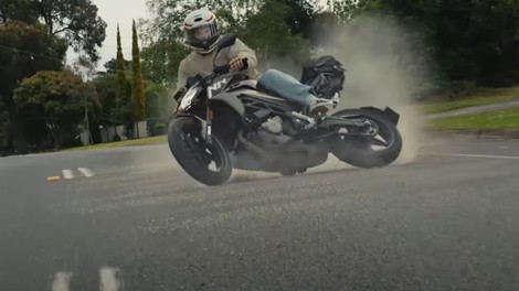 [VIDEO] Šokanten oglas nazorno pokaže, kaj se zgodi med padcem z motorjem