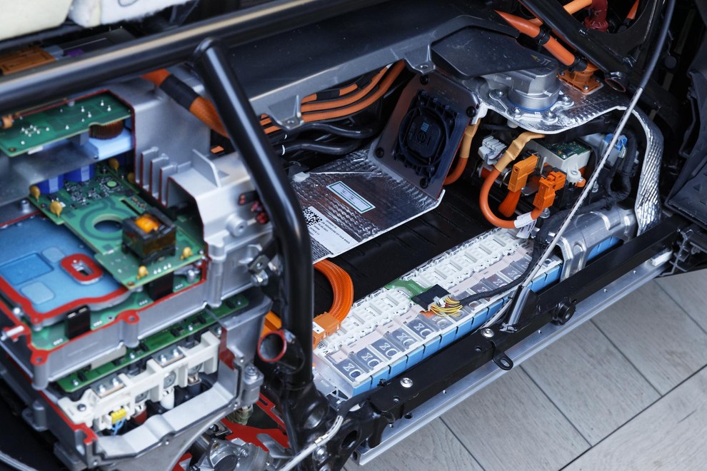 Pogonski električni agregat z baterijami pete BMW-jeve generacije.