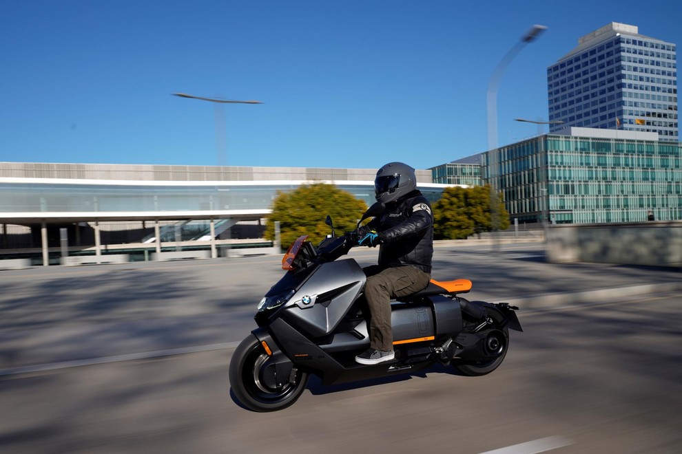 BMW-jeva vizija urbane mobilnosti je CE 04.