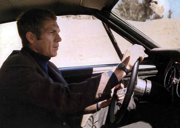 Steve McQueen je bil sicer v tistem času svetovno znan dirkač, zato je avtomobil vozil v vseh scenah s približanim …