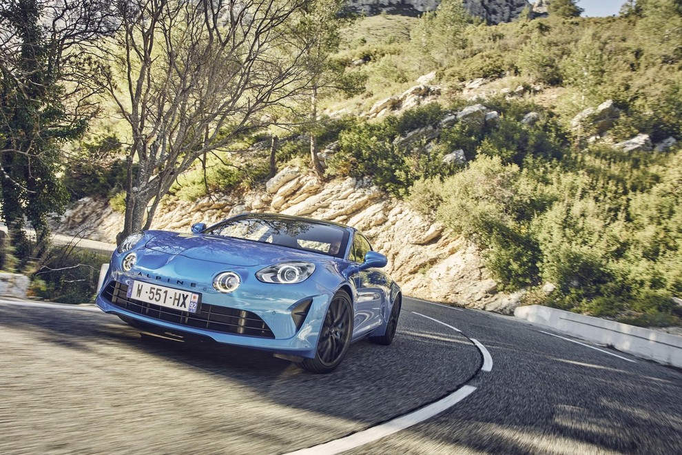 Alpine A110 – francoska poezija v gibanju Majhen, lahek, popolno uravnotežen. Alpine A110 dokazuje, da vozniška popolnost ni stvar brutalne …