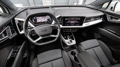 Q4 nadaljuje Audijevo tradicijo – materiali so mehki, izdelava natančna, navkljub zaslonu na dotik pa je odlična tudi ergonomija.