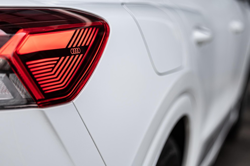 V informativno-zabavnem sistemu lahko voznik prilagodi tudi svetlobni podpis matričnih LED žarometov.