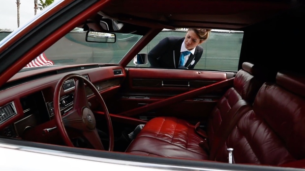 Notranjost pri šoferju so ohranili odeto v prestižno rdeče usnje, kot spomin na originalno različico.