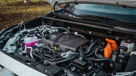 Z bencinsko-električnim motornim triom je priključni hibrid RAV4 najzmogljivejši doslej.