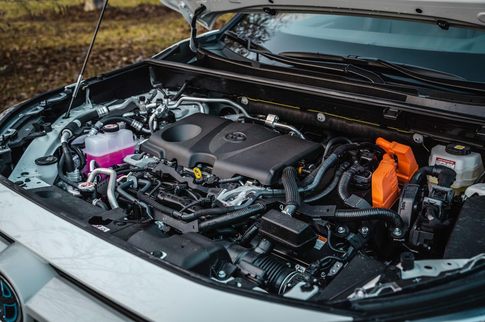 Z bencinsko-električnim motornim triom je priključni hibrid RAV4 najzmogljivejši doslej. (foto: Andraž Kejžar)