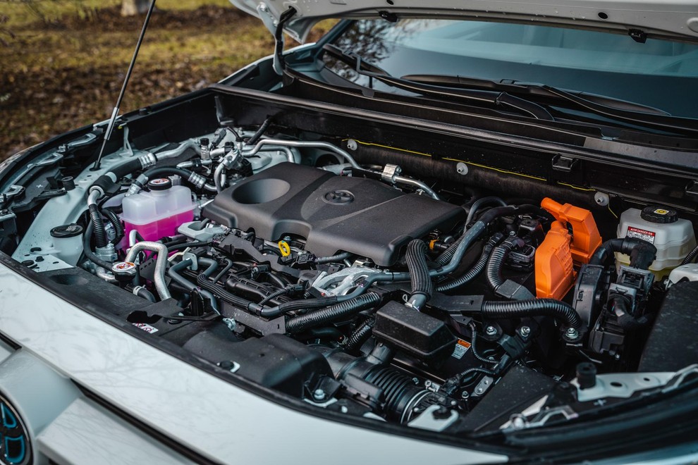 Z bencinsko-električnim motornim triom je priključni hibrid RAV4 najzmogljivejši doslej.