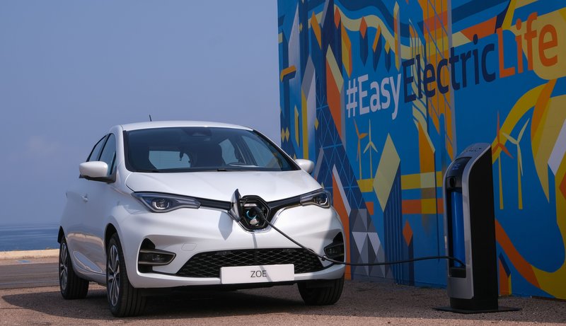 Stari Renaulti in Nissani odpirajo trg, v katerem se obračajo milijarde