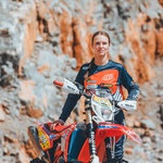 Tjaša Fifer: bejba, ki se na motorju brez težav kosa z moško konkurenco (foto: Denis Janezic)