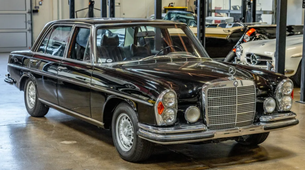 Prodaja Mercedes-Benz 300SEL legendarnega SteveaMcQueena: kako se je odvila dražba?