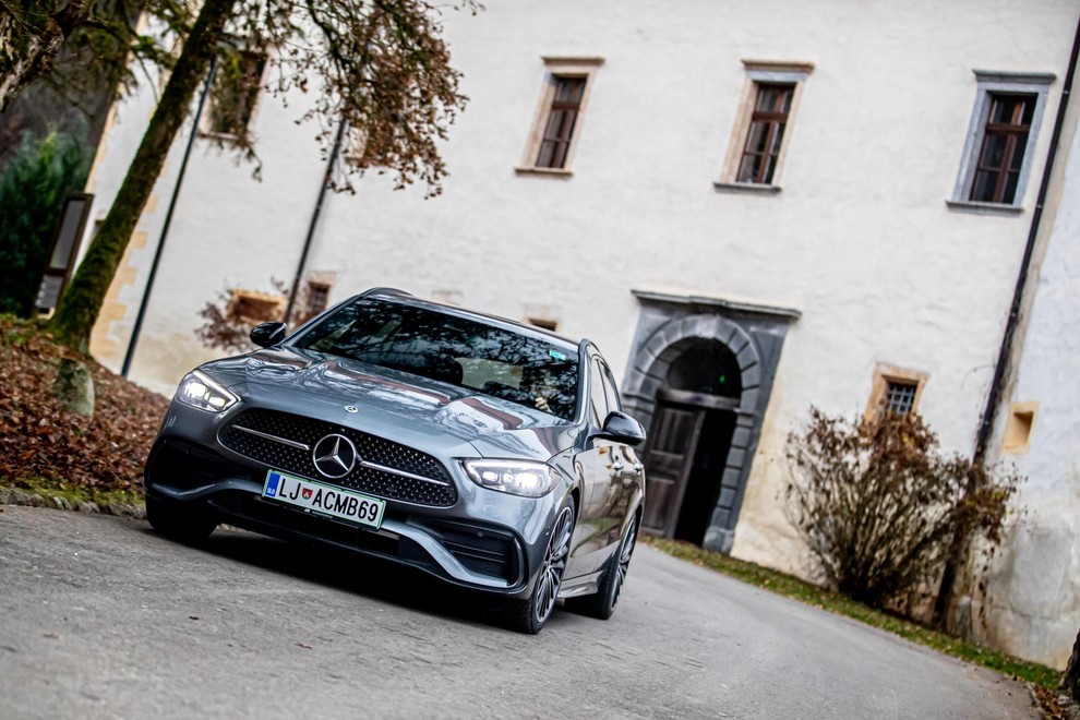 Novinec je zagotovo najbolj elegantna inkarnacija kompaktnega Mercedesa doslej. Čeravno v kombijevski T verziji.