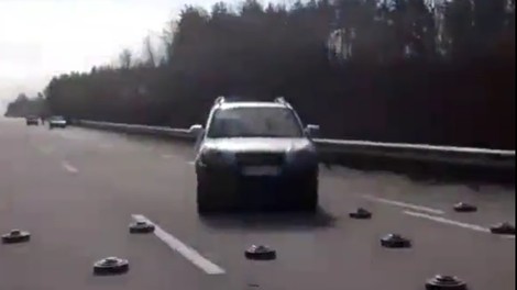 Le nekaj centimetrov od smrti: Napeti trenutki, ko se ukrajinski vozniki previdno izogibajo ruskim minam (video)