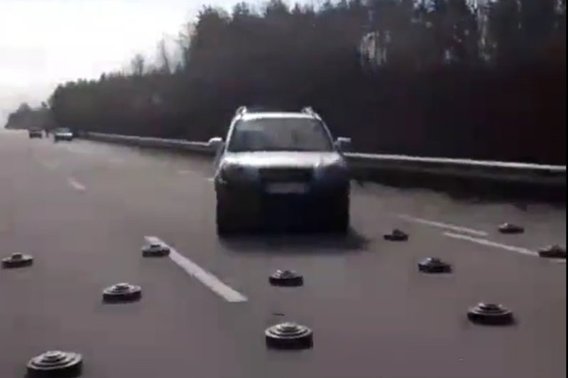 Le nekaj centimetrov od smrti: Napeti trenutki, ko se ukrajinski vozniki previdno izogibajo ruskim minam (video) (foto: Twitter: @Liveuamap)