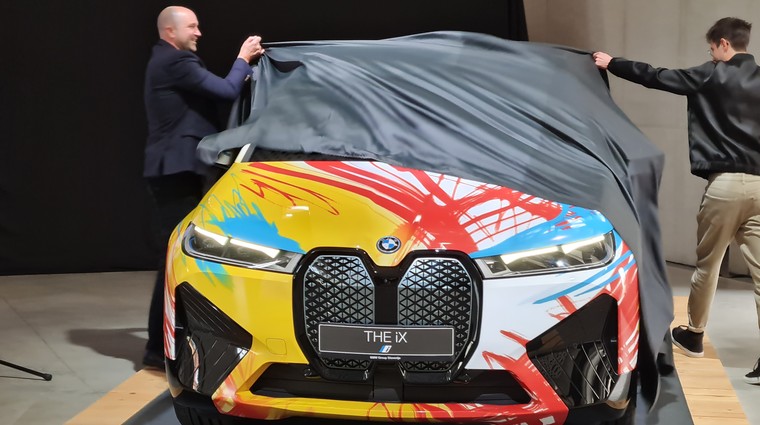 Mladi umetniki poustvarili podobo BMW-ja iX in navdušili tudi njihovega vodjo oblikovnja (foto: Jure Šujica)