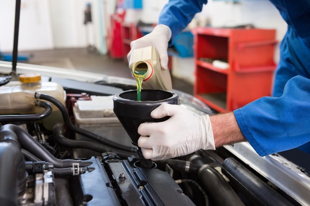 Uporaba napačnega olja Preverite v priročniku, kakšno olje naj bi dodajali v motor vašega avtomobila. Ni toliko pomembna znamka olja, …