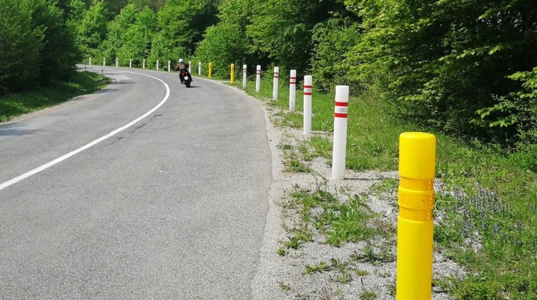 Novi rumeni in beli stebrički ob slovenskih cestah – štiri stvari, ki jih morate vedeti (foto: Direkcija RS za infrastrukturo)