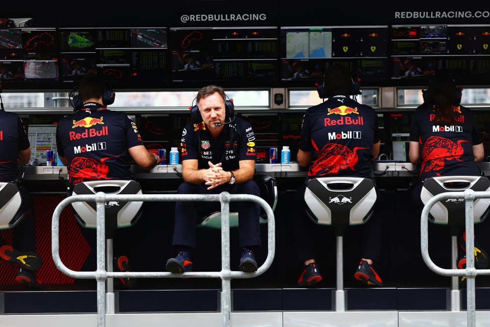 Zaskrbljeni obrazi pri Red Bullu povedo vse.