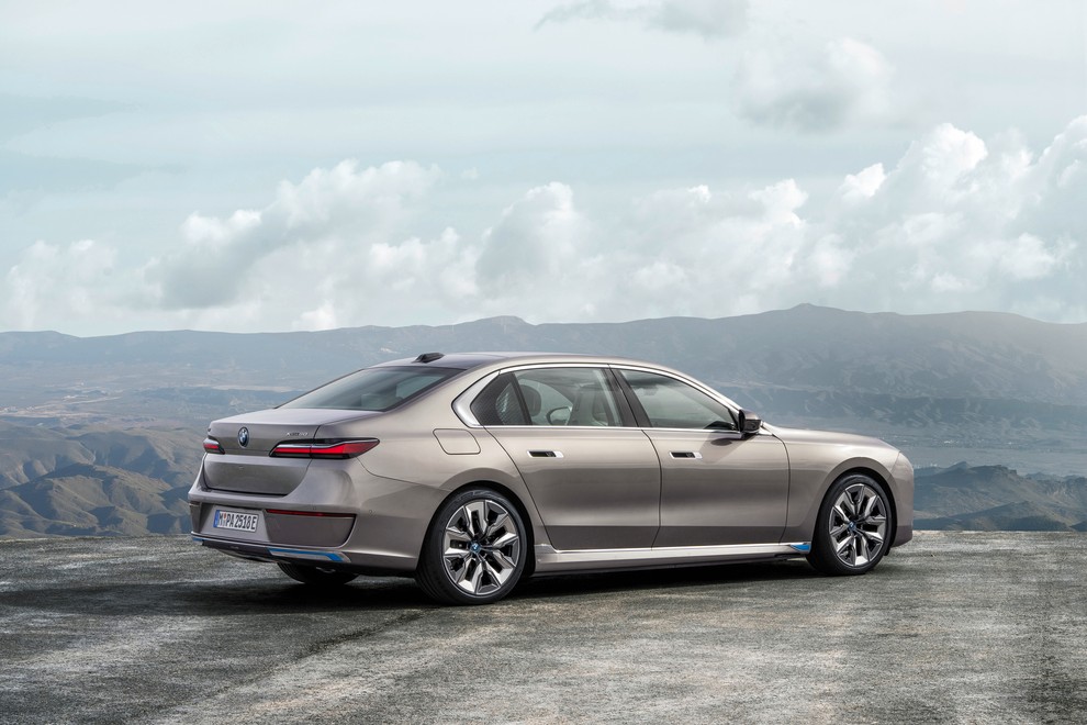 BMW i7 Po prihodu v Real Madrid je Mbappé v okviru partnerstva kluba z BMW prevzel električno limuzino BMW i7. …