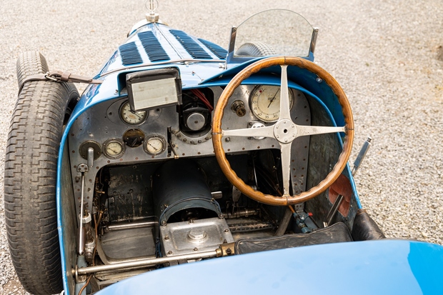 Bugatti je za tega retro športnika povečal motor na 2.3 litre, dodal večji kompresor, prav tako pa izbral nekoliko večja …