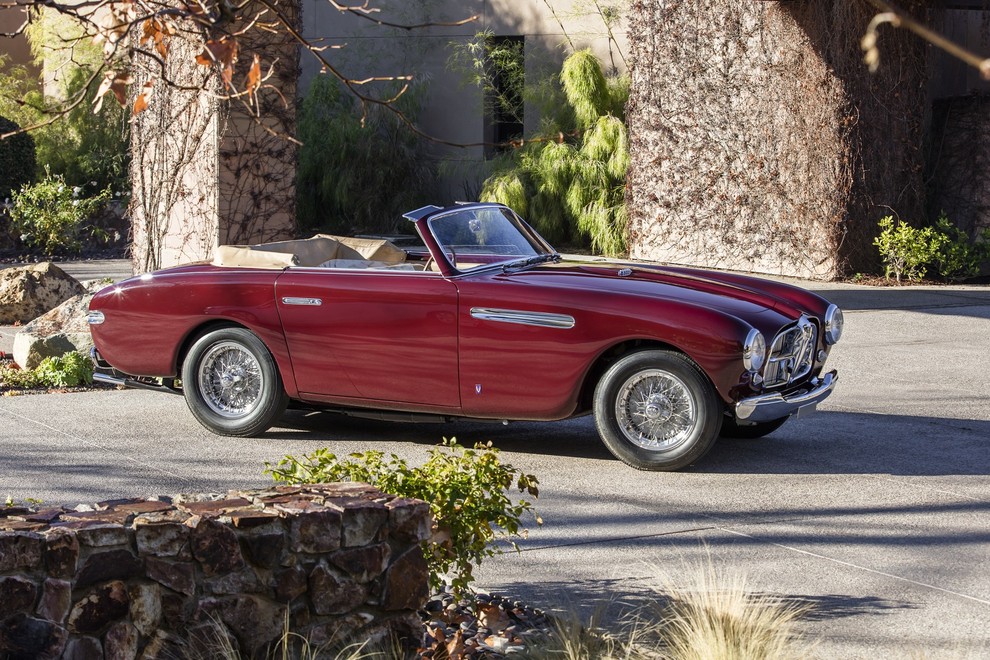 1951 Ferrari 212 Inter Cabriolet Morebiti eden najbolj poskočnih Ferrarijev tistega časa, saj je uspel doseči hitrost do 187 km/h, …