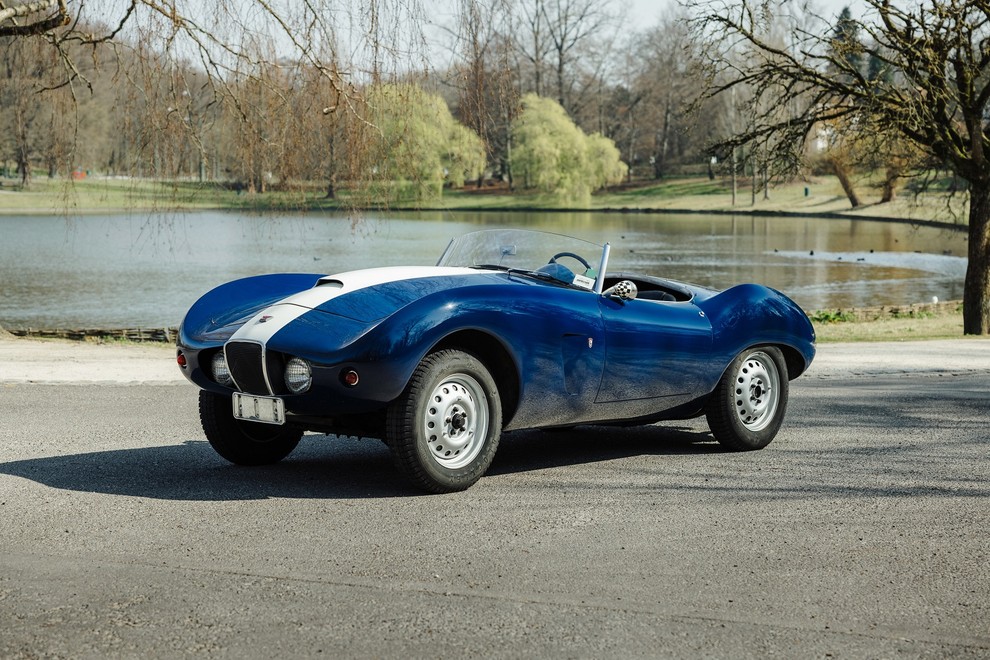 1954 Arnolt-Bristol Bolide Deluxe Roadster Ko je čikaški industrialec Stanley Harold Arnolt II med drugi svetovno vojno zaslužil kopico denarja, …