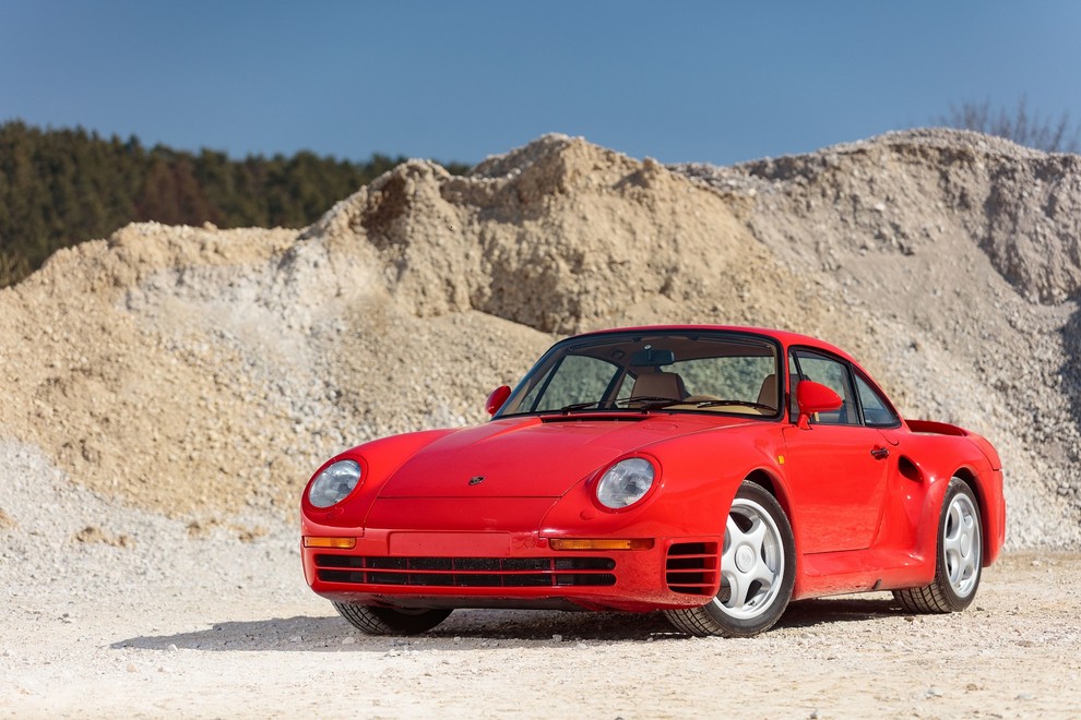 1988 Porsche 959 Komfort Sprva izdelan kot dirkalni avtomobil, kasneje pa prilagojen tudi za cestno vožnjo. Ko so ga ponudili …