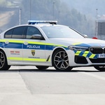 Eno izmed dveh vozil znamke BMW, ki so ju avtocestni policisti še kako veseli, saj so z njima končno dobili vozili, s kakršnima lahko sledijo tudi najbolj agresivnim voznikom. (foto: Aleksandra Saša Prelesnik)