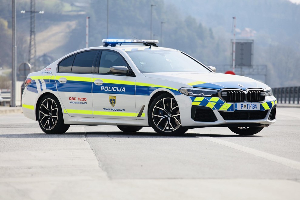 Eno izmed dveh vozil znamke BMW, ki so ju avtocestni policisti še kako veseli, saj so z njima končno dobili vozili, s kakršnima lahko sledijo tudi najbolj agresivnim voznikom.